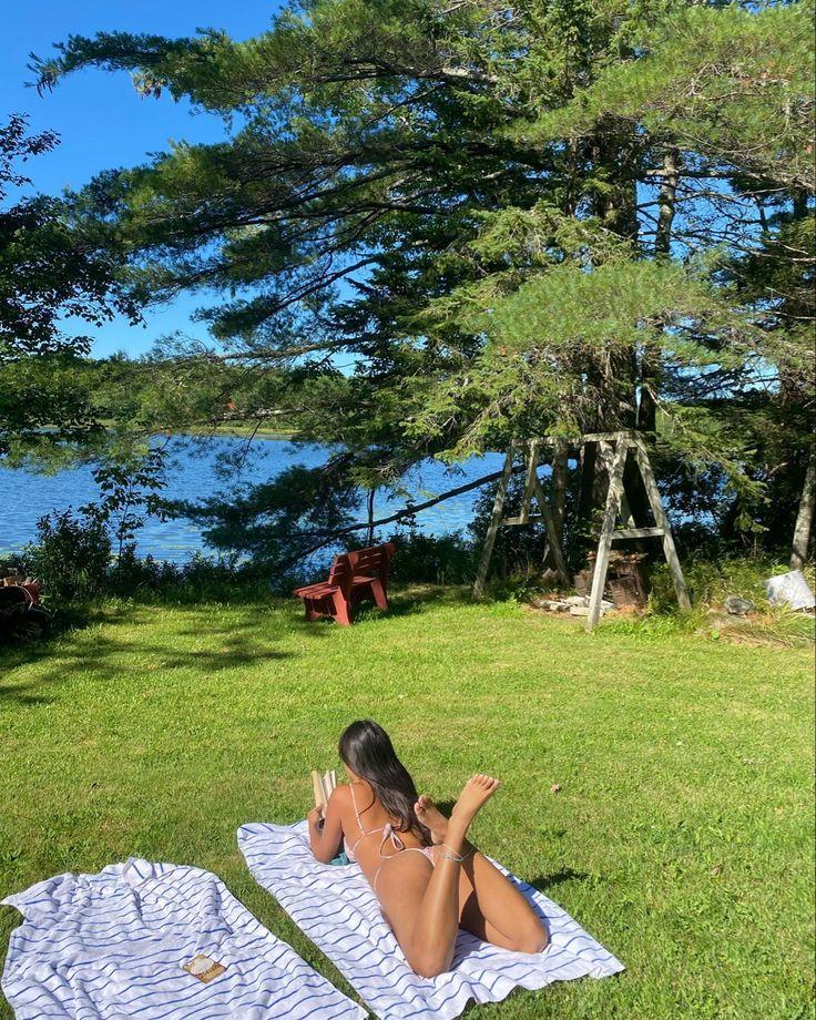 Aloneathome22 Live Image
