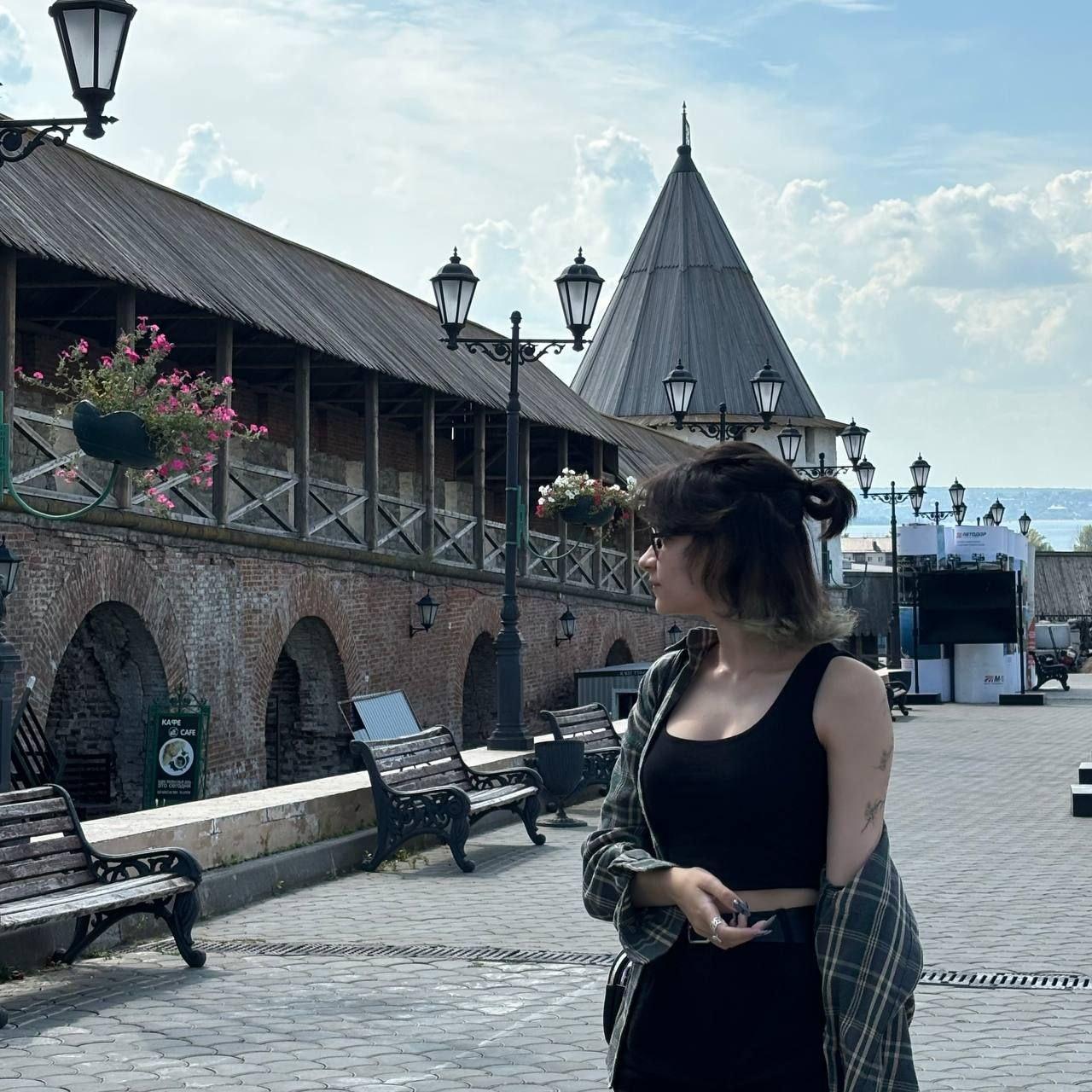 ElvinaBenassi Live Image