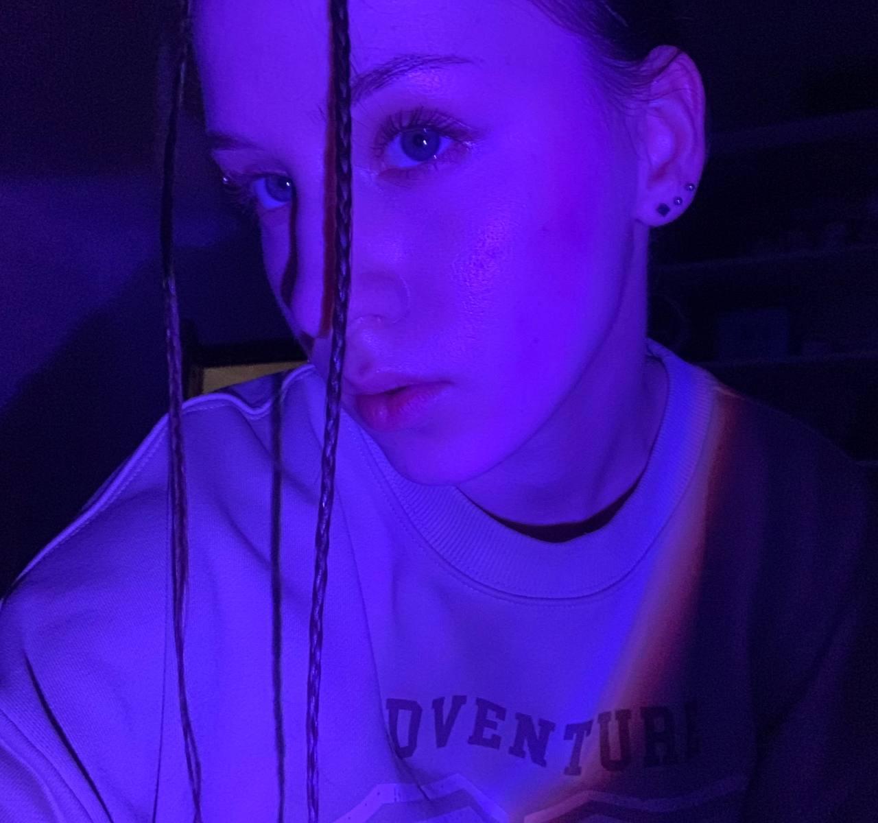 ElwynaHandley Live Image