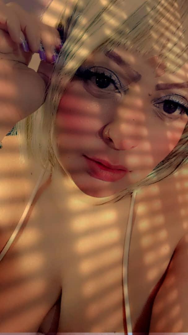 EmiliaQueen Live Image