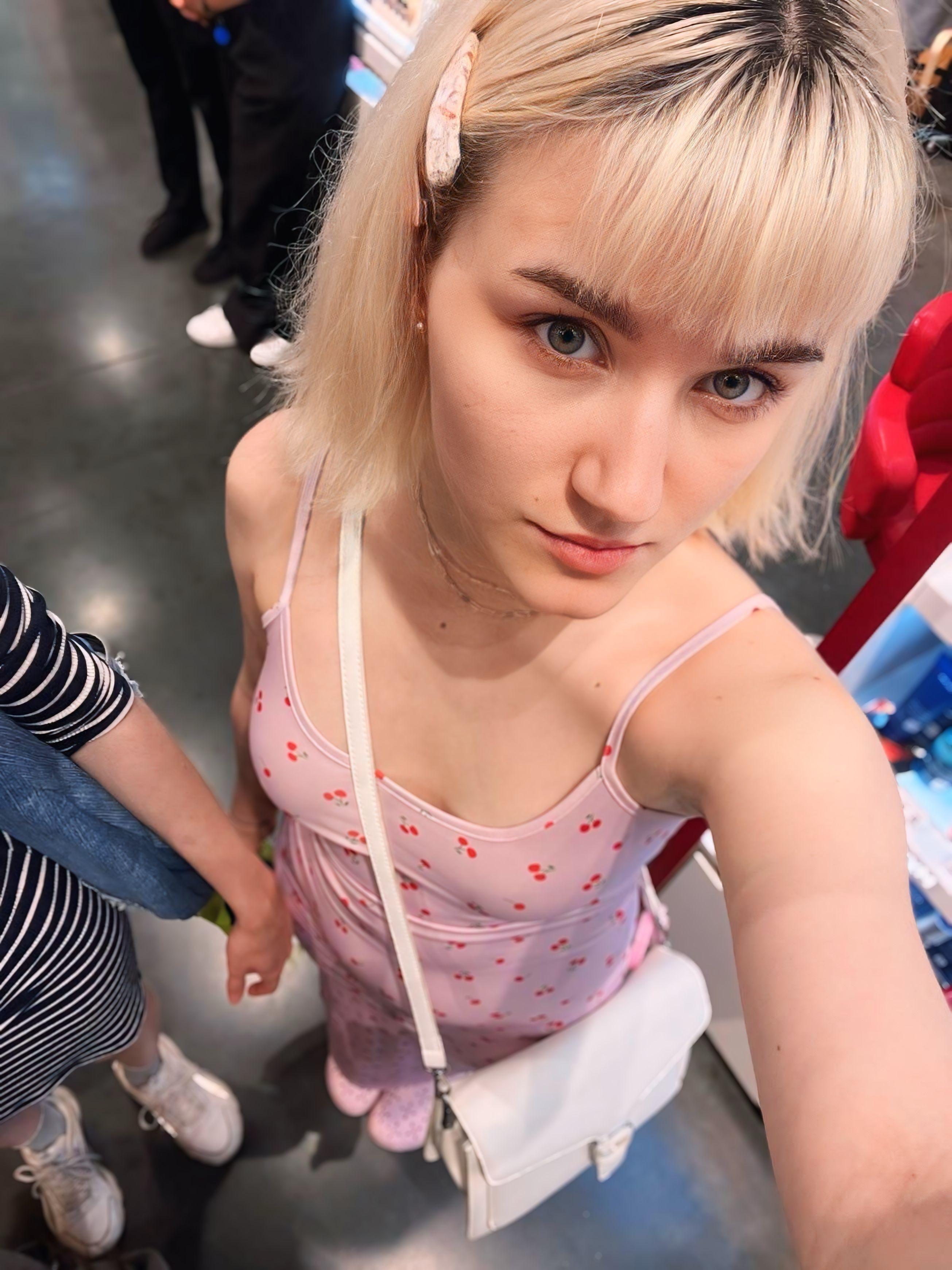 GiovannaClewis Live Image