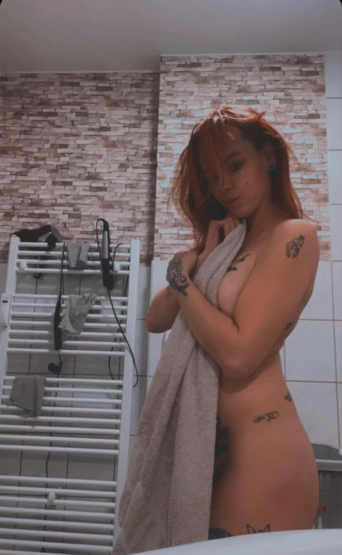 Hotmilf37 Live Image