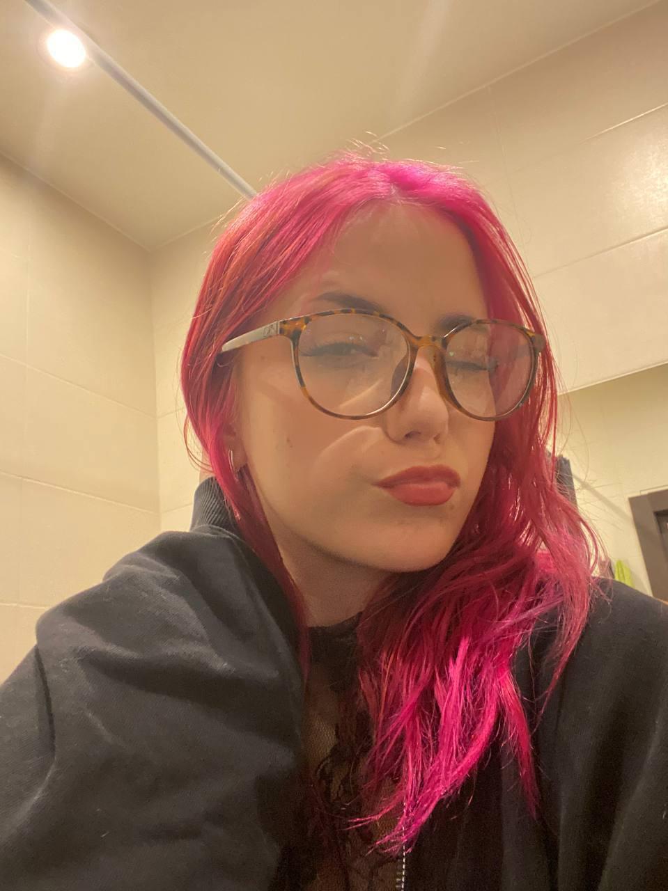 Kelly_Sims Live Image