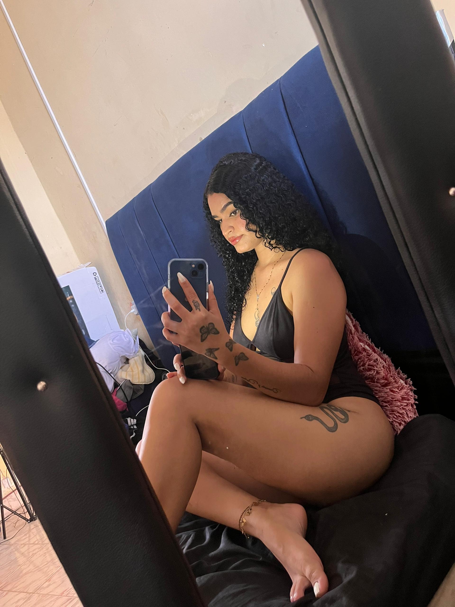MiaRow Live Image