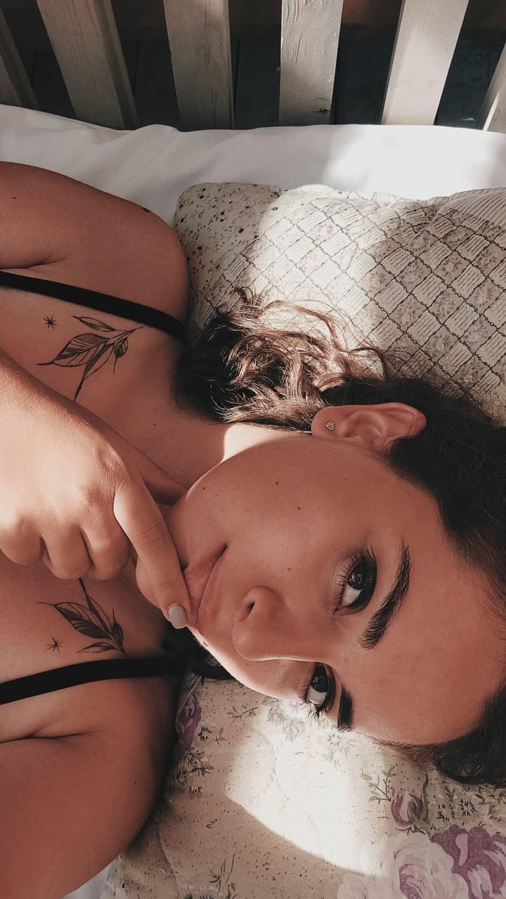 NeliaMainella Live Image