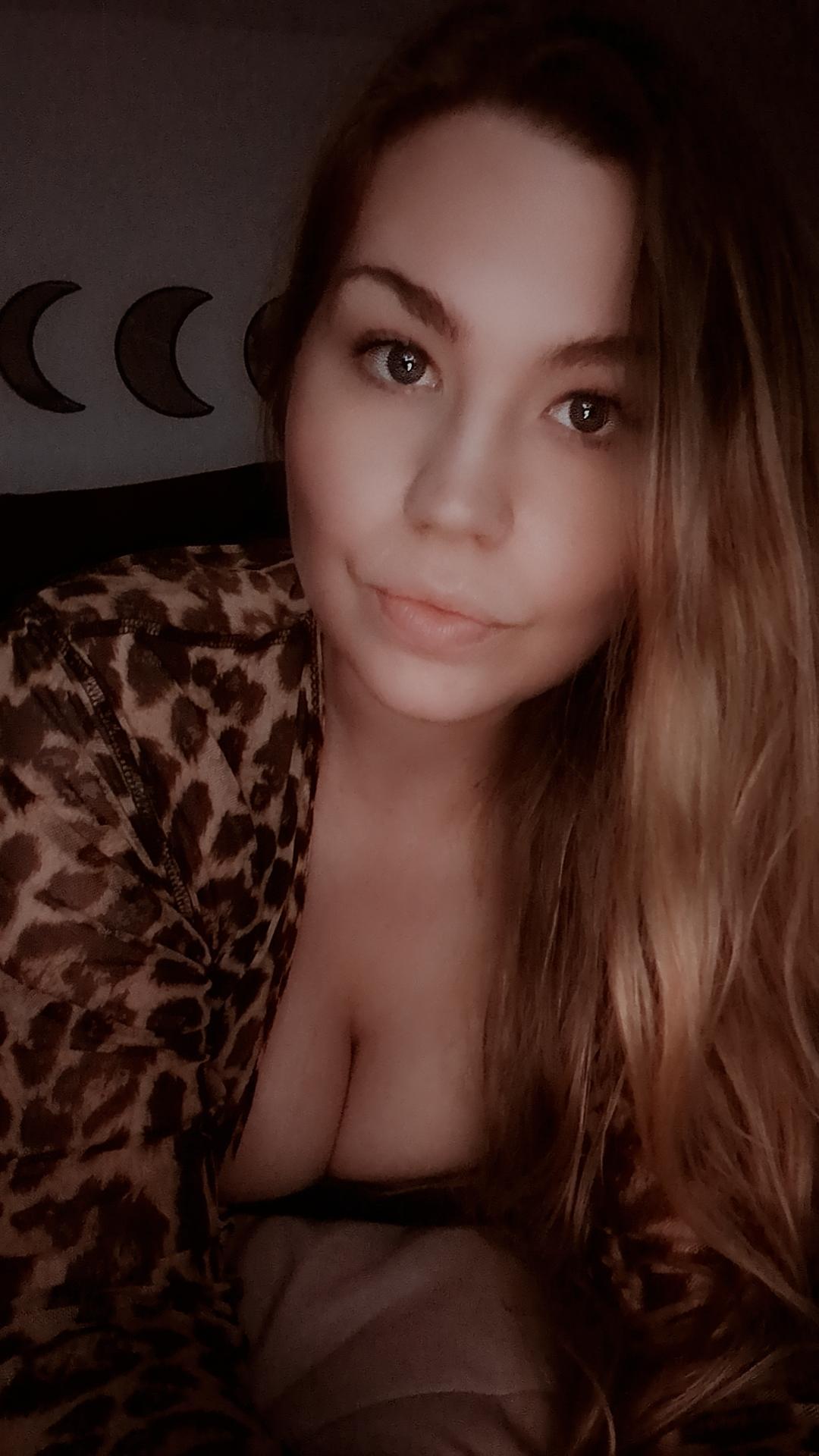 chrissyx3 Live Image