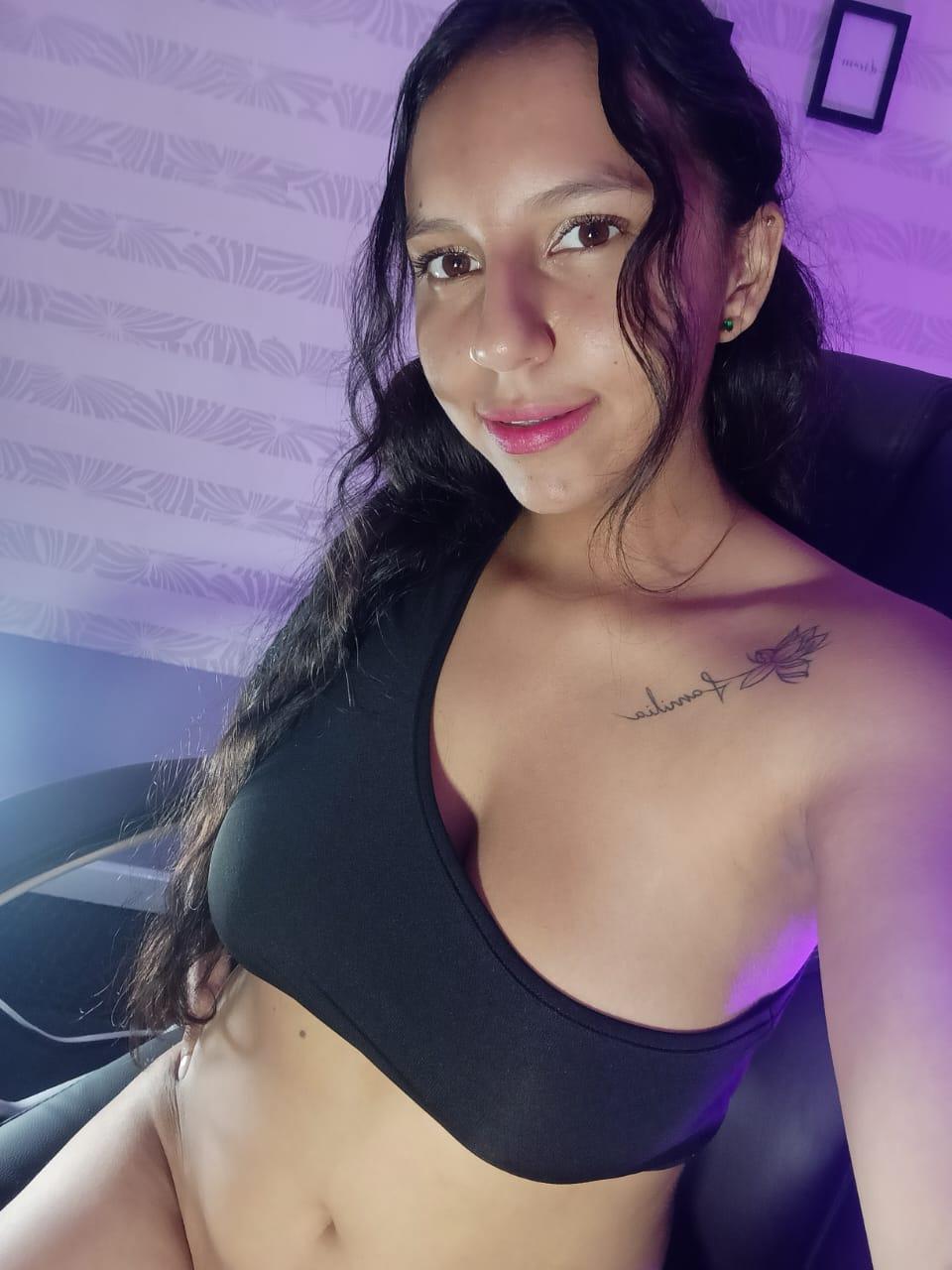 sara23__ Live Image