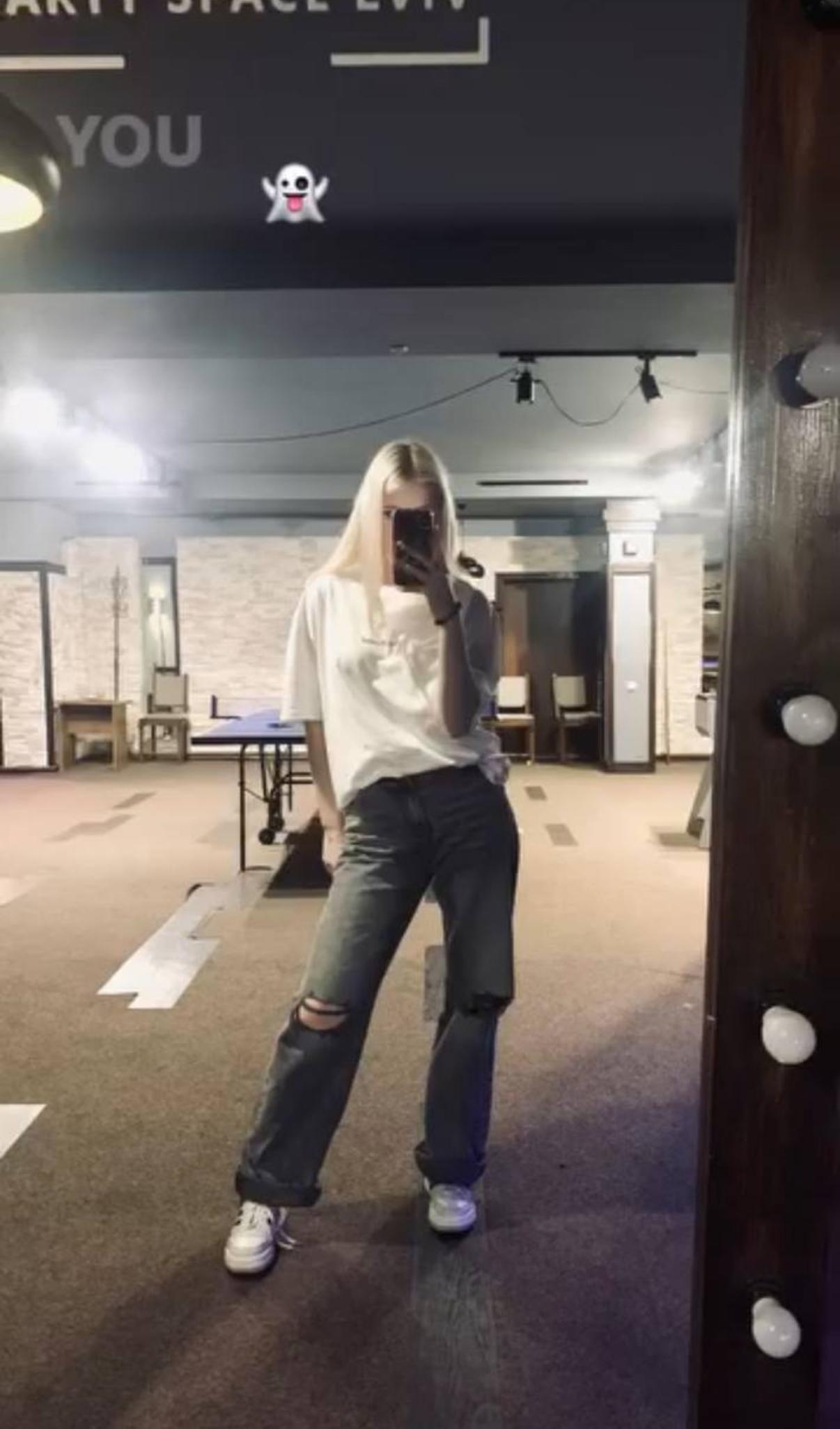 AliceMeaww_ live from United States