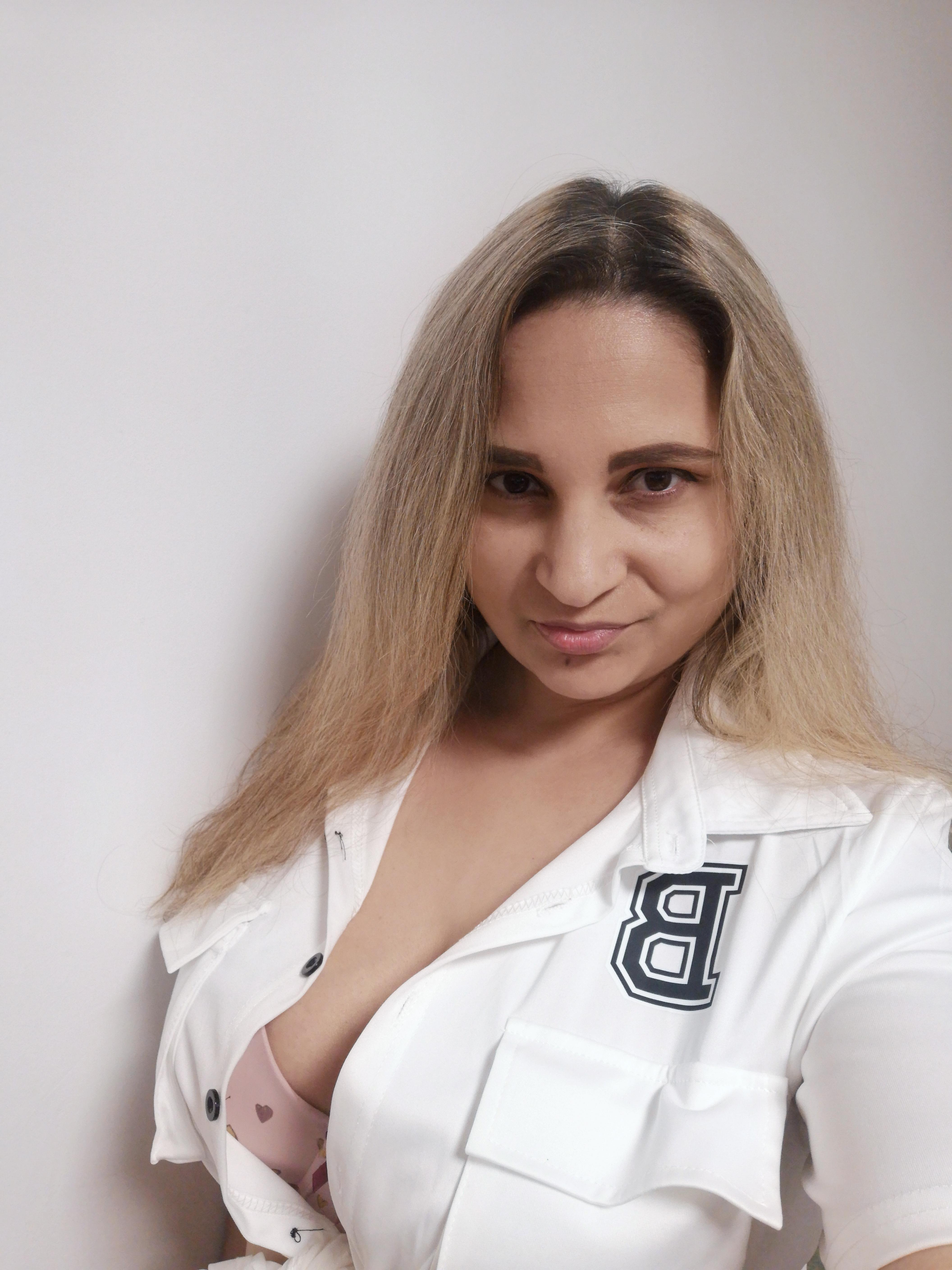 Annelisejoy live from Romania