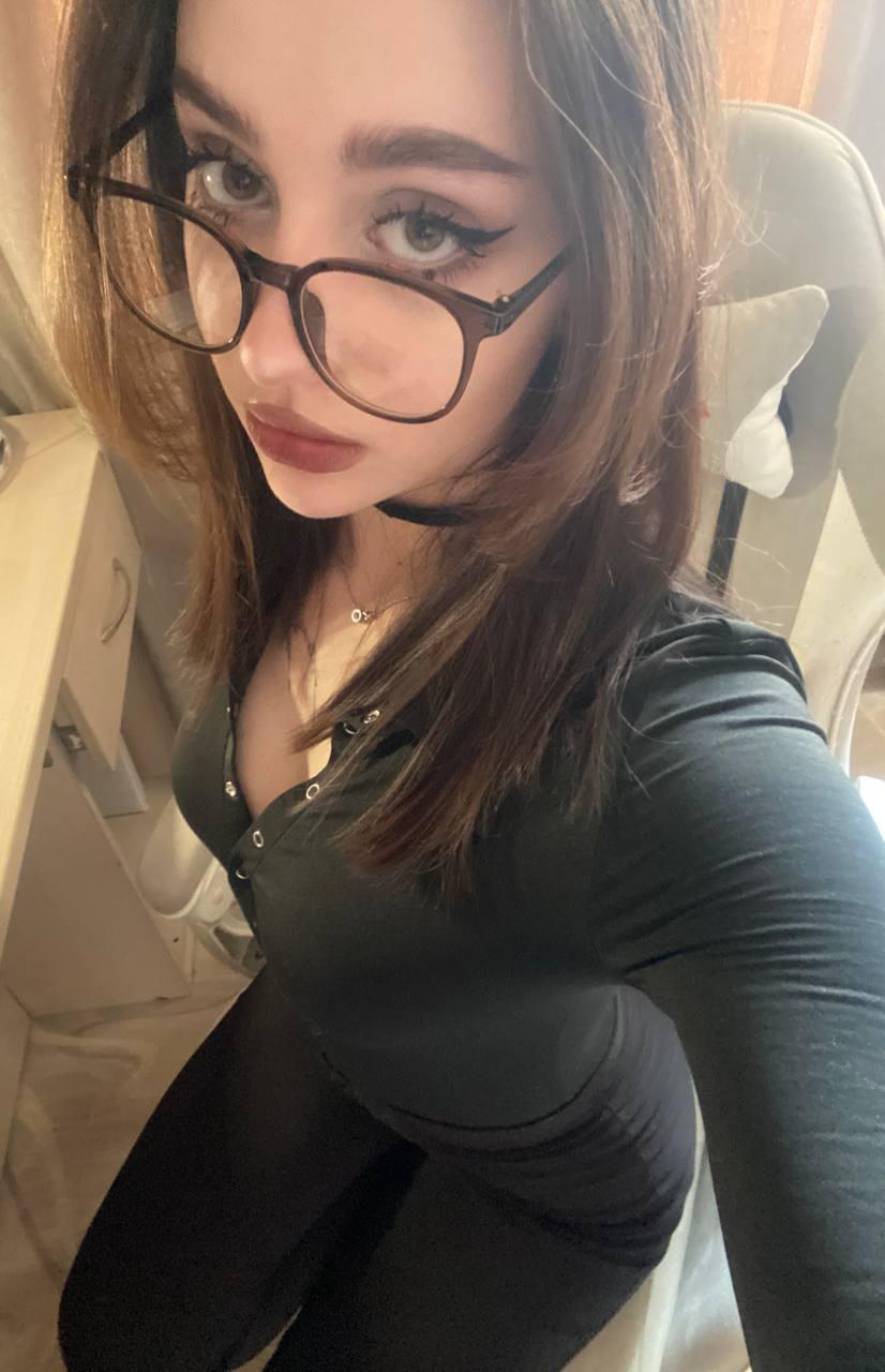 AshleyClowes live from France