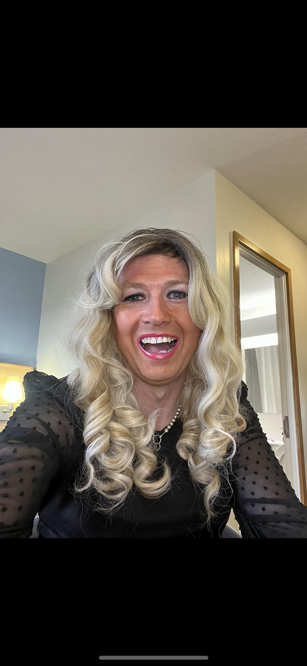 Clairetvblonde live from United Kingdom