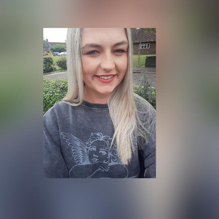 Emilyjamesmjb22 live from United Kingdom