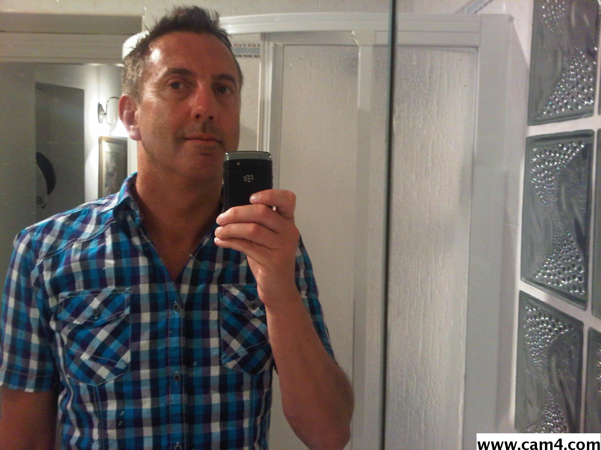 Hornygaymcr live from United Kingdom