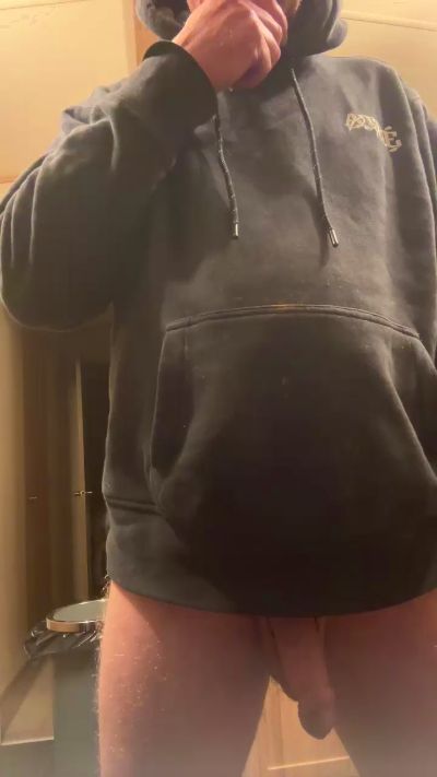 Lovetopee43 live from United Kingdom