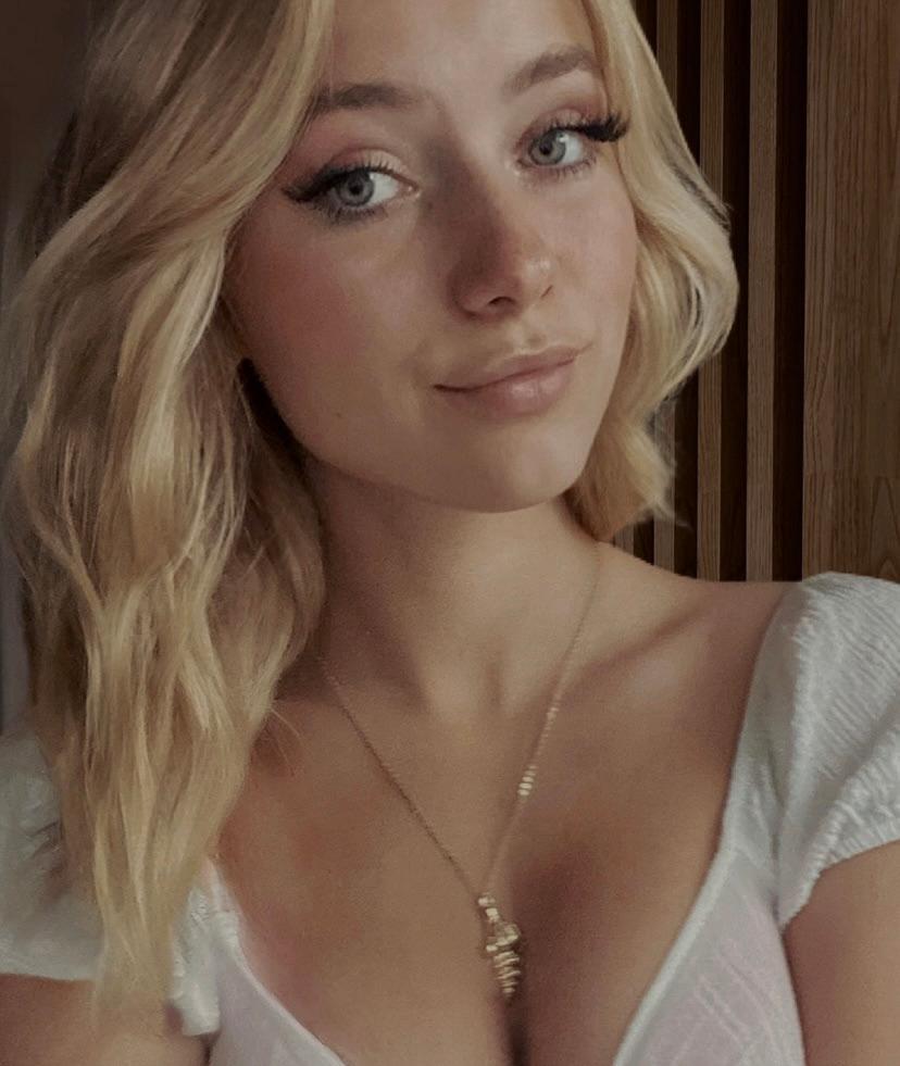 LuciaAdorable live from United Kingdom