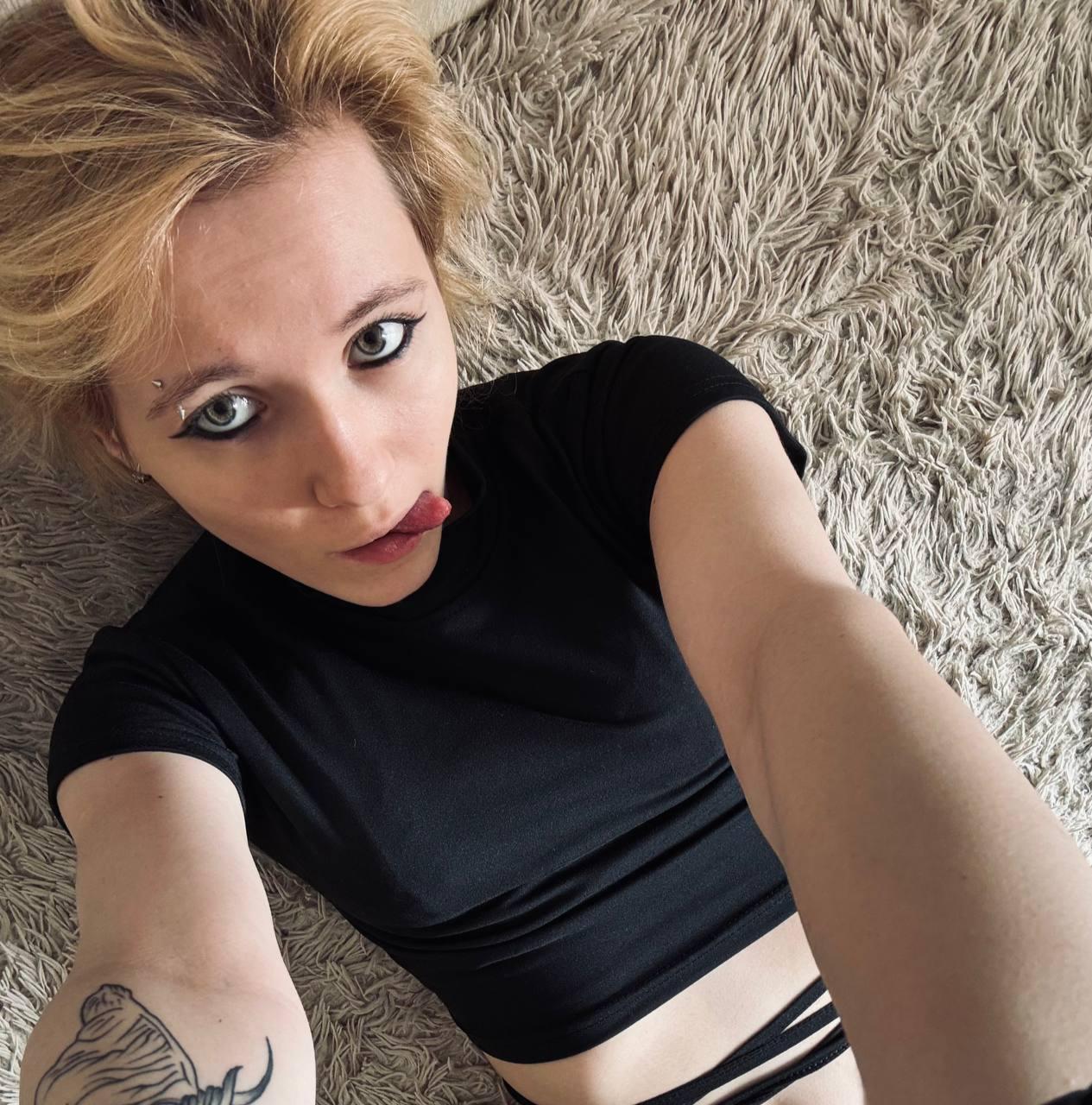 MeganCurson live from Netherlands