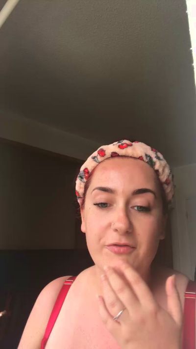 Meggieee98 live from United Kingdom