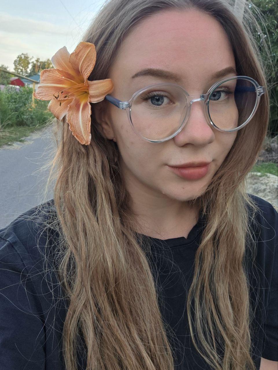 MelaniLarios live from United States