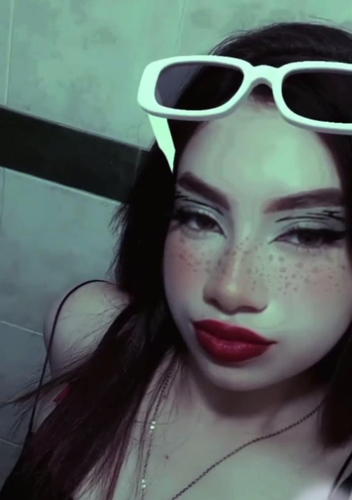 Mia_cande live from United States