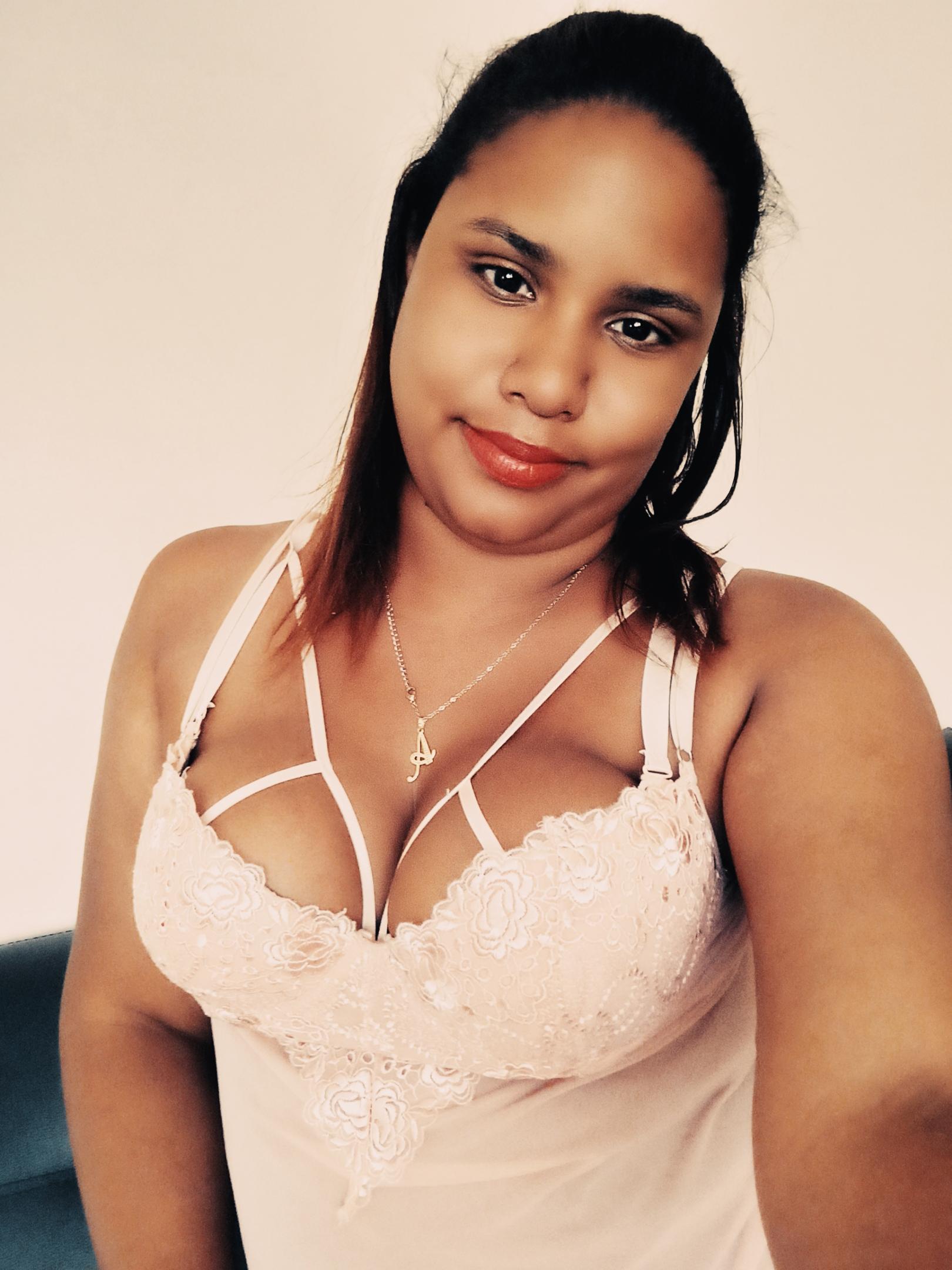 Monica2702 live from Chile