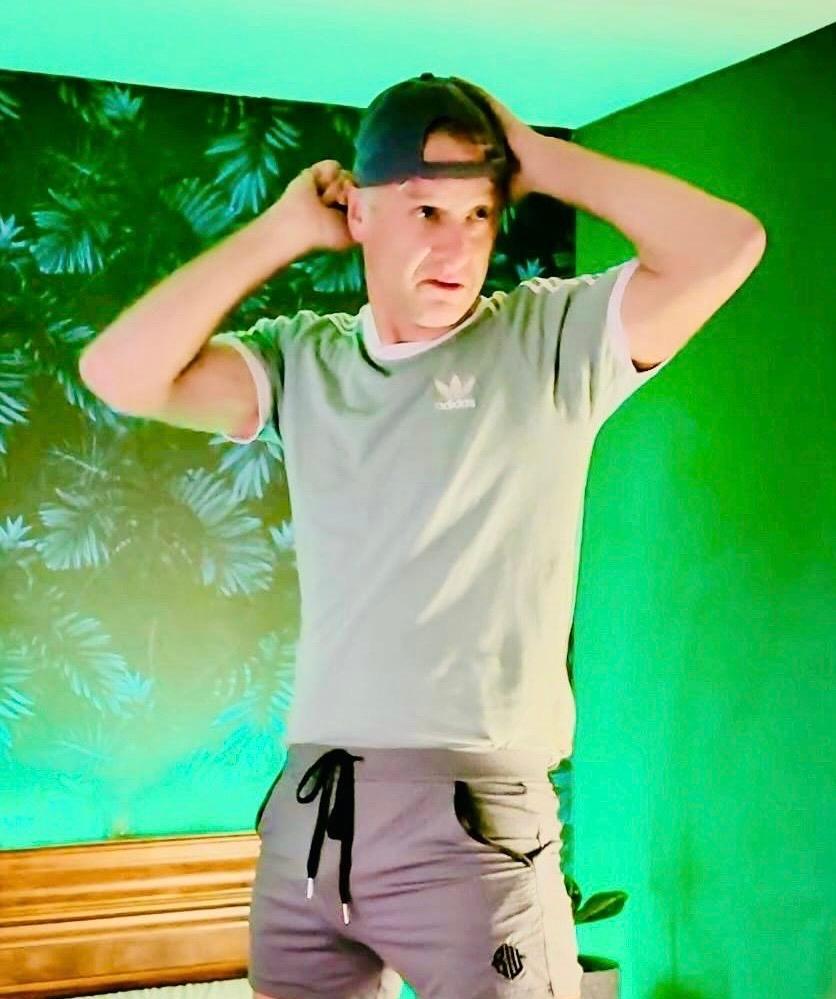 Scruffyjocklad live from United Kingdom