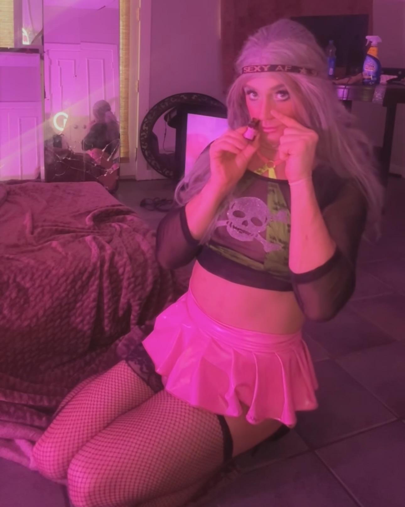 SissyTrixiee live from United States