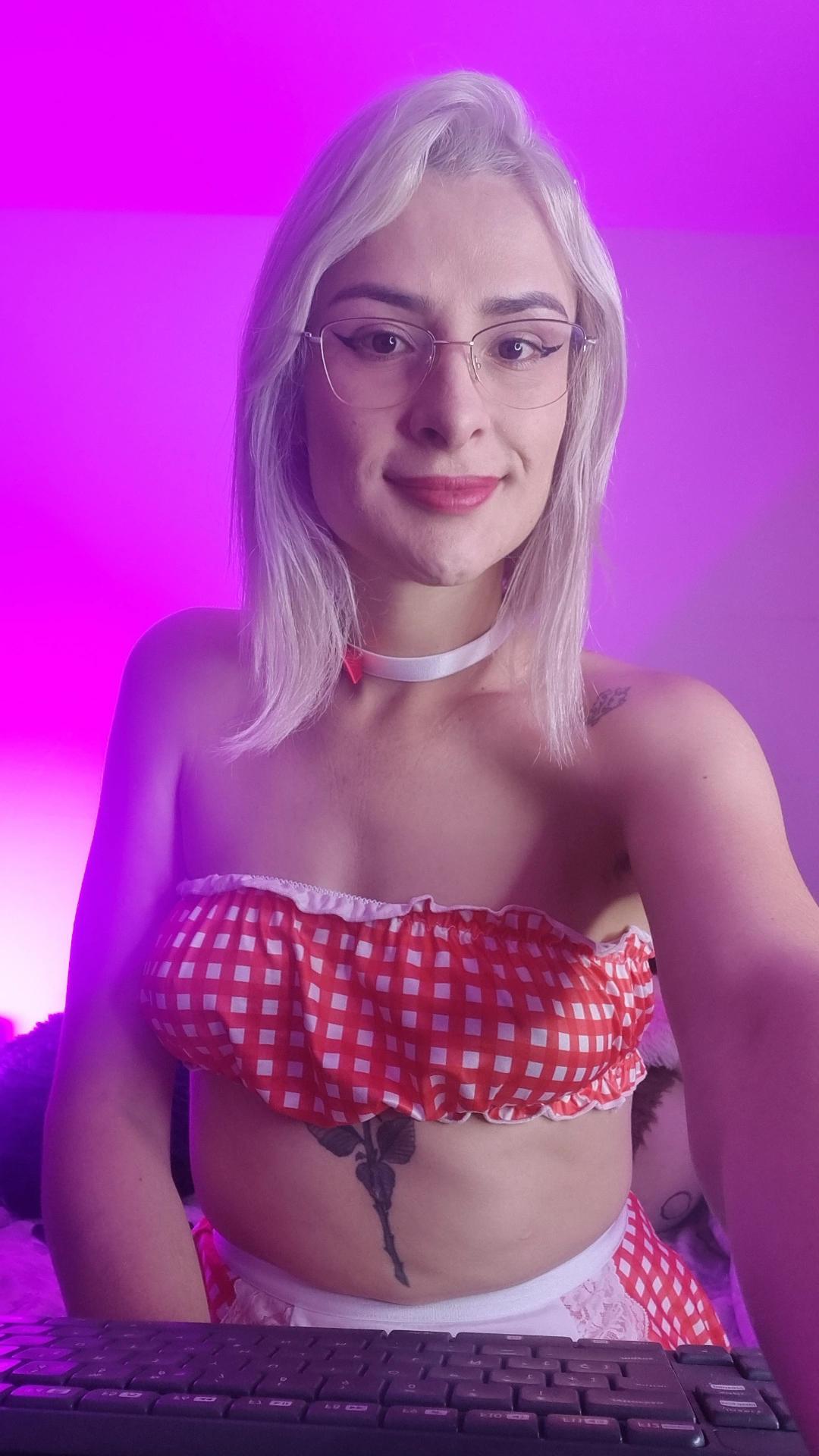Youlittlestar28 live from United States