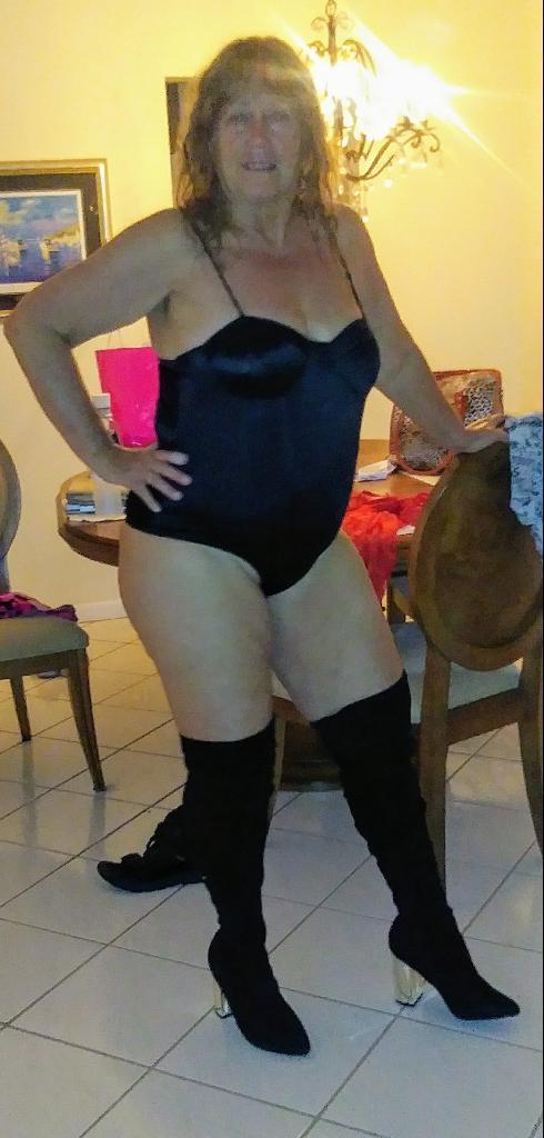 curvygranny1972 live from United States