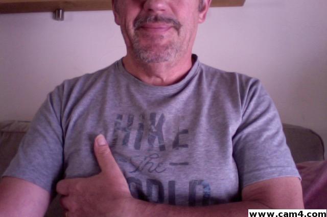 emmasuel84 live from United Kingdom