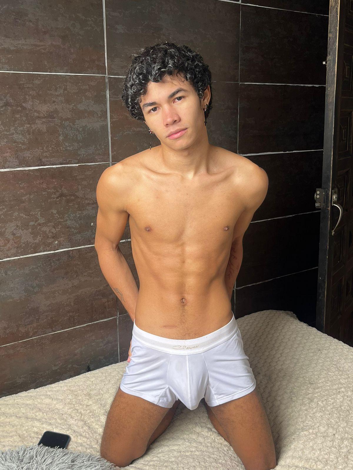 harry_brown2324 live from Colombia