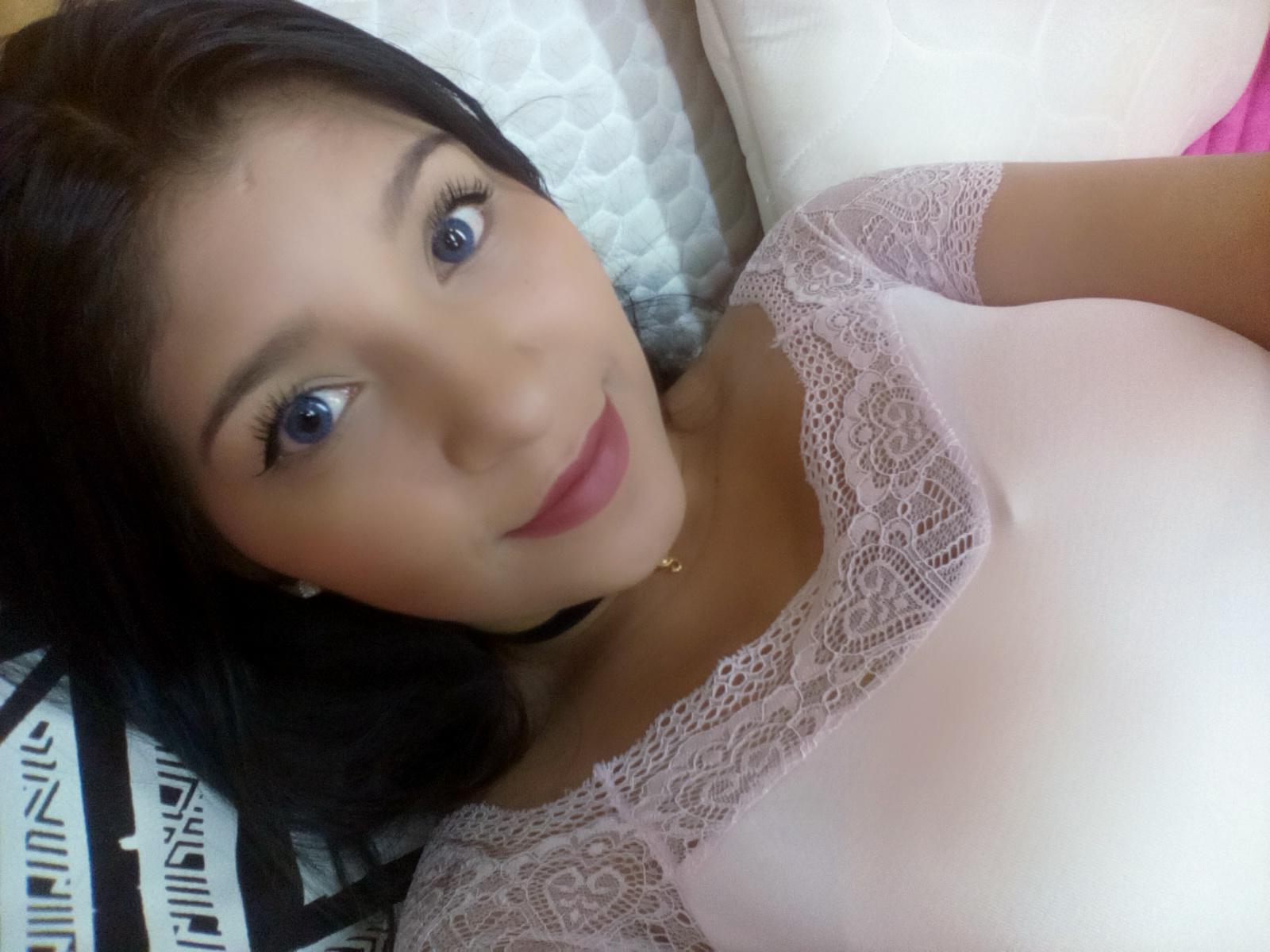 holly20a live from United States