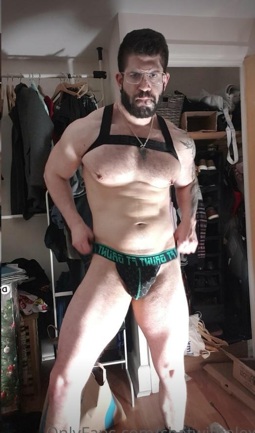 hungwithmuscles live from United Kingdom
