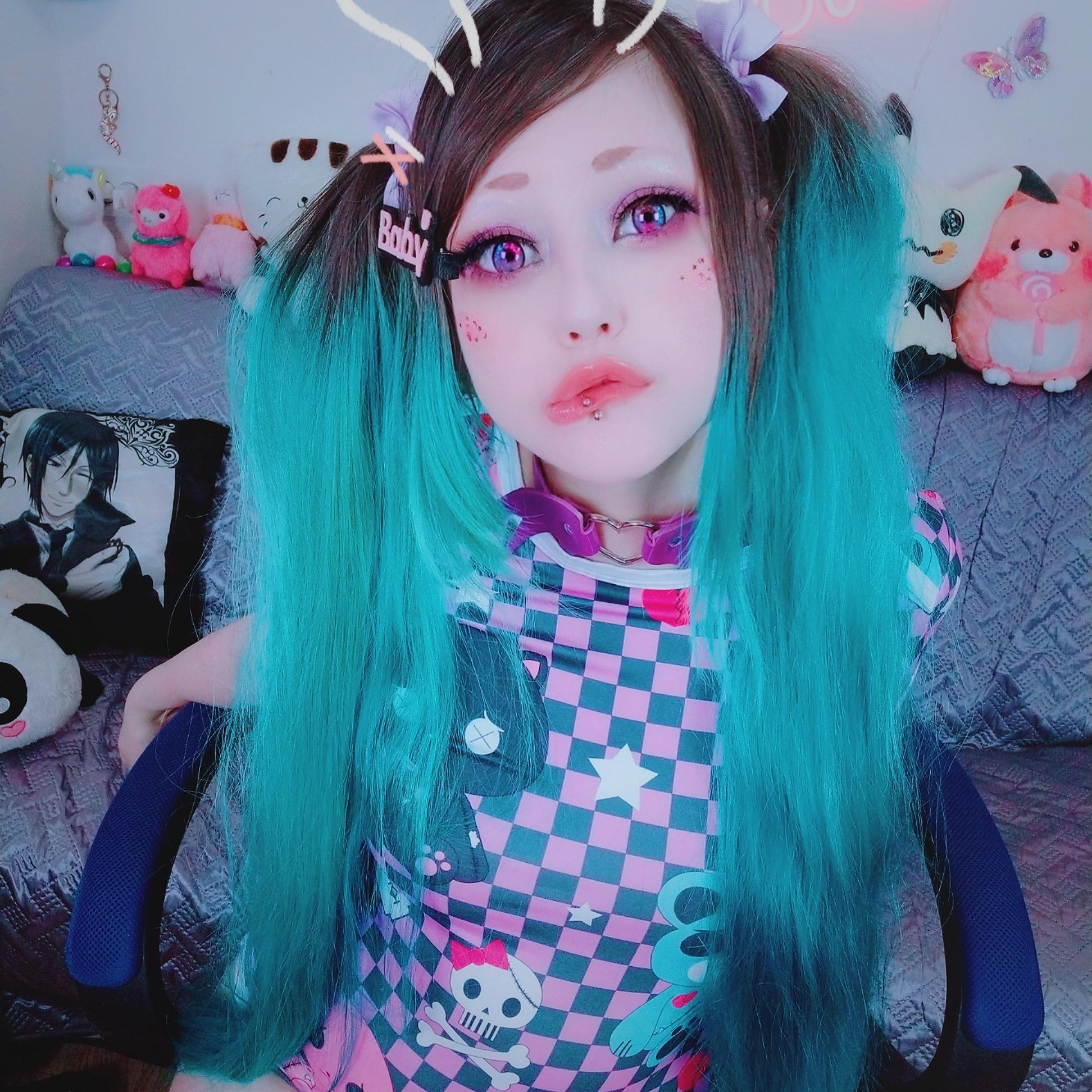 lolisuccub live from United States