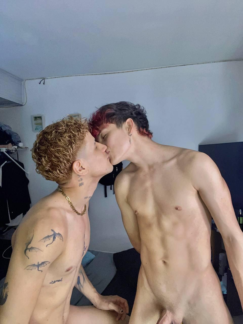 venezuelanguys live from Colombia